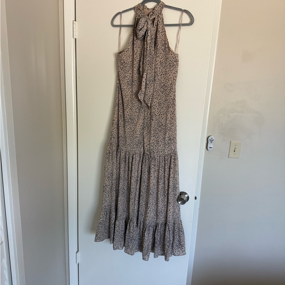 Elegant Sleeveless Dress with Tie Neck